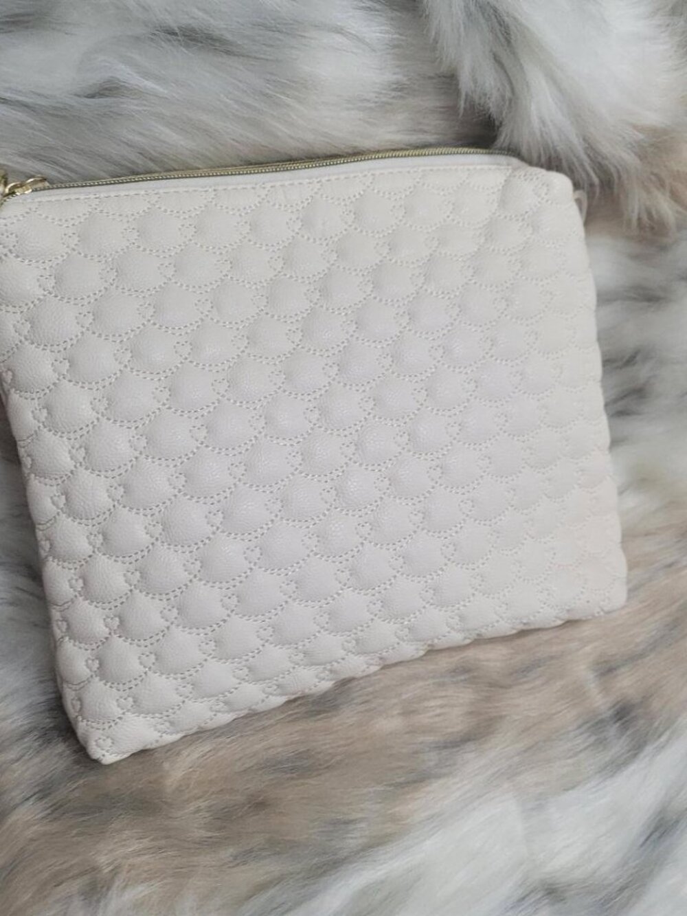 P1474-NWOT Betsey Johnson White Quilted Hearts bag with Crystal Key Charm - Picture 5 of 5